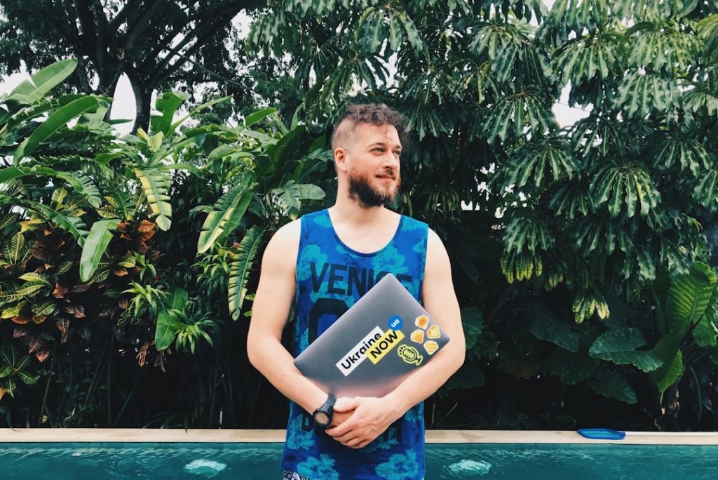 Photo Laptop and palm trees